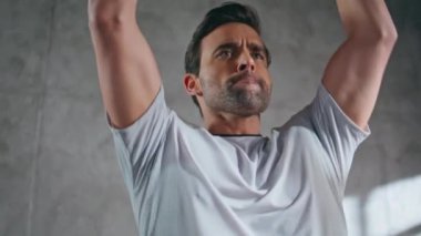 Spor kulübünde çok güçlü bir adam ağırlık kaldırıyor. Profesyonel vücut geliştirici halter egzersizi. Ağır nefes alan güçlü bir sporcu. Çatı katındaki spor salonunda kas gücü kaldırıcı. 
