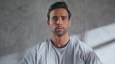 Odaklanmış bir adam stüdyo dairesinde ağırlık çalışması yapıyor. Gergin güçlü sporcu spor malzemelerini kaldırıyor güçlü eller kaslarını içeride çalıştırıyor. Kaslı vücut için sağlıklı sporcu egzersizi 