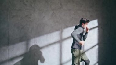 Kızgın dövüşçü, hız yoğunluğu eğitiminde tekme pratiği yapıyor. Spor kulübünde boks yapan esmer bir adam. Güçlü kickboksör çatı katında gölgeyle savaşıyor. Spor salonunda sporcu.