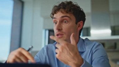 Yaratıcı menajer, iç ofisteki iş fikirlerini açıklamak için arıyor. Duygusal profesyonel jestler dizüstü bilgisayardan web kamerasına şirket stratejisini tartışıyorlar. Sanal toplantıda konuşan adam..