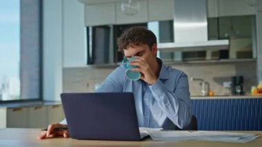Çalışanları aramak, kahve içmek, bilgisayarla çalışmak, yakın çekimde çalışmak. Gülümseyen profesyonel yönetici akıllı telefon konuşmalarında iş konuşmalarını tartışıyor. İş adamı içeceğini yudumlarken sohbetin tadını çıkar.