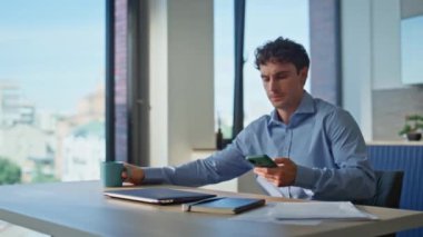 Meşgul bir adam kahve masasında dizüstü bilgisayarını kapatır. Ciddi bir iş adamı espresso içmeye ev işyerinde başlıyor. Bilgi kaydetmek için not defteri alan profesyonel serbest çalışan.