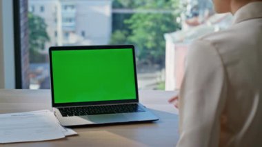 Kurumsal ofis masasında Webinar izleyen bir bayan. Bilinmeyen iş kadını kroma anahtar bilgisayarda uygulamayı açıyor. İş yerindeki model cihazında çalışan kadın yönetici.