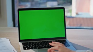 Ofis masasında el yapımı yeşil ekran dizüstü bilgisayar uygulaması. Açık iş yerindeki krom anahtar bilgisayarda çalışan tanınmayan bir iş kadını. Webinar 'ı izleyen Yönetici tarayıcı modelleme aygıtı