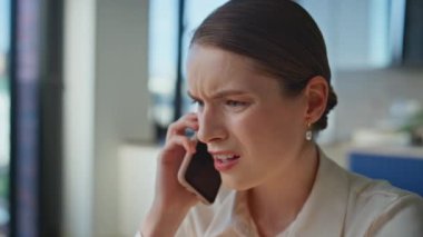 Akıllı telefonda tartışan sinirli bir bayan ofis kapanışında iş sorununu tartışıyor. İş yerindeki sinirli iş kadını cep telefonunu arıyor. Sinirli kadın müşteri telefonla şikayette bulunuyor