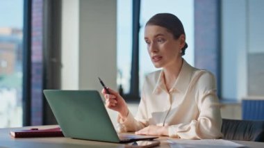 Webinar 'da konuşan profesyonel bir kadın modern iş yerindeki bilgileri yakından açıklıyor. Dizüstü bilgisayarla sanal toplantıda konuşan mutlu bir iş kadını. Şirket çalışanı görevleri video çağrısına göre tartışıyor.