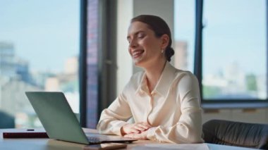 Bilgisayara el sallayan gülümseyen kadın web kamerasına modern dairede online görüşmeye başlıyor. Evrakları tutan bilgisayardan profesyonel öğretmen videosu. Sanal sohbette konuşan pozitif iş kadını.