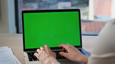 İş kadını elleri şirket işyerinde yeşil ekran bilgisayarı yazıyor. Ofisteki Chroma Key Laptop 'ta çalışan bilinmeyen bir işletme yöneticisi. Freelancer mockup aygıtında çevrimiçi proje geliştiriyor.