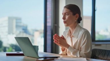 Çalışan internet röportajında konuşuyor. Ev işyerinde dizüstü bilgisayarla oturuyor. Pozitif kadın sanal buluşmada fikirleri açıklıyor. Yaratıcı iş kadını videosu bilgisayardan iş görüşmesi için arıyor.