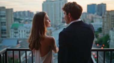 Akşam şehrine tepeden bakan balkonda duran zarif bir çift. Genç adam ve kadın romantik şehir ortamında huzurlu bir anın tadını çıkarıyorlar. Güzel aşıklar restoran terasında randevularını konuşuyorlar..