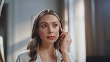 Yatak odasında kuvars paten kullanan rahat bir bayan. Işıklı dairede aynaya bakan genç bir kadın. Sakin model tiraj ve tedavi için masajın keyfini çıkarıyor. Cilt bakımı kavramı