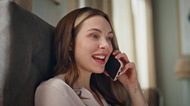 Neşeli kız telefon konuşmalarını yakından takip ediyor. Rahat bir kadın sabah yatağında uzanıp akıllı telefonlardan konuşuyor. Mutlu güzel manken konuşmaları hafta sonu nöbetleşe. İlişki iletişimi kavramı 