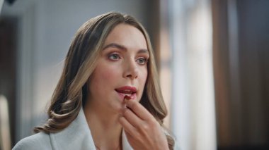 Aynadaki yansımasına ruj süren seksi bir kadın. Şatafatlı model evde makyaj yaparken güzellik rutininin tadını çıkarıyor. Güzel, rahat bayan romantik bir randevu için hazırlan. Kadınlık kavramı 