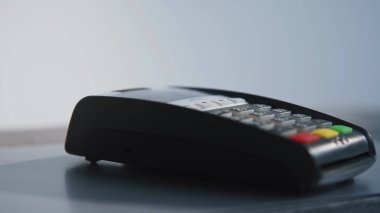 Dükkanda kimse kartla irtibat kurmuyor. Bilinmeyen müşteri mağazadaki dijital aygıt terminalini kullanarak para harcıyor. İşletme sahibi maaşını bankadan alarak kazanıyor. Modern nakitsiz satış konsepti 