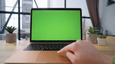 Modern ofiste yeşil ekran bilgisayarı aşıran serbest çalışan biri. Tanımlanamayan bir kadın dokunmatik dokunmatik dokunmatik bilgisayarda bilgi kontrolü yapıyor. Fabrika uzmanı mühendislik verileri arıyor. 