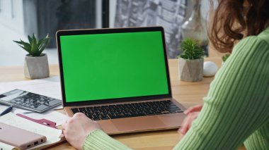 Dokunmatik laptopa dokunan bir kadın yakın çekim evinde online uygulama açıyor. Uzaktan kumanda için yeşil ekran bilgisayar kullanan tanınmayan bir kız. Chroma Key PC 'de bilinmeyen kadın internette sörf yapıyor