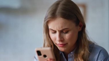 Ev hanımı cep telefonunda SMS okuyor hafta sonu kahvaltısı yapıyor. Romantik kadın mutfak tezgahında akıllı telefon ekranı gibi duruyor. Gülümseyen mutlu model cep telefonuyla online sipariş veriyor. 