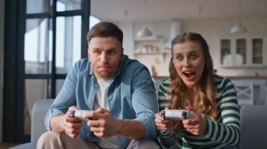 Video oyuncular evlerinde konsolu olan oyun koltuğu kazanırlar. Duygusal insanların arkadaşları birbirlerine beşlik çakar. Heyecanlı bir kadın, modern hobisindeki erkek arkadaşıyla online rekabet ederken eğleniyor. 