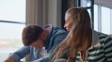 Apartman kanepesinde birlikte oynayan video oyunu çifti. Gergin sevgiliye bakarak oyunu kazanan tatmin olmuş kız arkadaş. Oyun yarışmasını kaybettikten sonra elinde joystick tutan üzgün bir adam. 