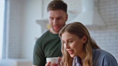 Genç evli bir çift, evlerinde kamerayla konuşuyor. Mutfağı kapatıyorlar. İnternet kamerasıyla sanal uygulamayla sohbet eden arkadaşlarımız canlı iletişimin keyfini çıkarıyorlar. Hoş eşleri selamlar. 