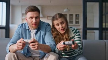 Eşler video oyunu oynayan kadını oynuyorlar. Daireyi kapatma yarışmasını kazanıyorlar. Kablosuz konsolu tutan duygusal kız kendini mutlu hissediyor. Sevgilisi beşlik çakarken birbirini tebrik ediyor. 