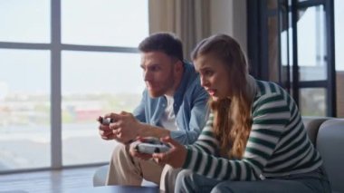 Sevgilisi hafta sonu evinde sevgilisiyle online maç kazanıyor. Aydınlık dairede kendini üzgün hisseden bir kızı kaybetmek. Genç evli çift rahat oturma odasında video oyunu oynuyor. Modern hobi