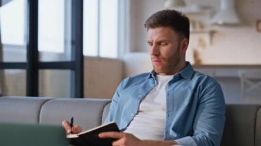 Öğrencilerin evdeki kanepede deftere yazı yazma dersleri var. Modern apartmandaki dizüstü bilgisayarda uzaktan kumandalı hocaları dinleyen zeki bir adam. Kendine güveni tam bir serbest çalışan. İçerideki müşterilerin işlerini not ediyor.