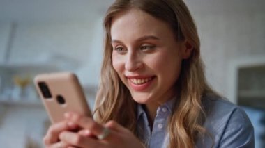 Haftasonunu yalnız geçiren bir kadın cep telefonuna mesaj yazıyor. Sarışın, gülümseyen, akıllı telefon ekranlı, mutfak tezgahında duran kız. Ev yapımı mutlu model cep telefonuyla çevrimiçi sipariş veriyor 
