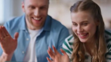 Kapanış konuşması yapan çift, evdeki kanepede video toplantısı yapıyor. Gülümseyen romantik koca eşi uzak arkadaşlara çevrimiçi arıyor. Bilgisayarlı webcam 'e bakıyor. Neşeli eşler uzak iletişimin tadını çıkarırlar