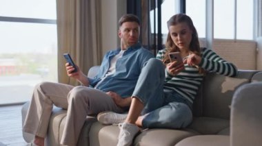 Haftasonu akıllı telefonları karıştıran çiftleri gücendirdim. Üzgün erkek arkadaş odaklı kız arkadaş koltukta cep telefonu tutuyor. Dijital olarak takıntılı bir çift birlikte oturup birbirini görmezden geliyor.