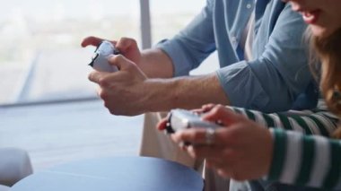 Birkaç el internet oyununda konsol oynayarak yakın çekimde eğleniyor. Tanımlanamayan video oyuncular, içeride kontrol cihazını kullanarak yarışan video oyunlarını eşleştiriyorlar. Modern hobide hayal kırıklığına uğrayan erkek kadın. 