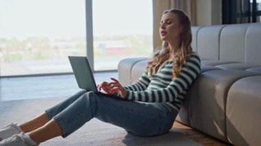 Modern dairede dizüstü bilgisayarda çalışan düşünceli bir yazar. Bilgisayarı uzaktan kumandalı koltukta oturan ciddi bir kadın. Yaratıcı öğrenci bayan oturma odasında internetten ders çalışıyor. Uzaktan yönetici yazma raporu 