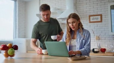 Sevgi dolu sevgili kahvaltı masasında gülümseyen kız arkadaşın bilgisayarına içki getiriyor. Birlikte internet içeriğini tartışan mutlu çift sabah rutininin tadını çıkarıyor. Aile ilişkisi