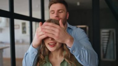 Adam, yeni lüks eve girerek sürpriz bir eş yapıyor. Yakışıklı koca, modern satın alınmış daireleri gösteren şaşaalı kadın gözlerini kapatıyor. Şaşırmış kız gülümsüyor. Tatmin olmuş adam evin anahtarlarını alıyor.