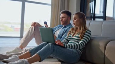 Haftasonu evde konuşan rahat bir çift. Yakışıklı kocasıyla konuşan güzel bir kadın bilgisayarını kapalı bir yere doğrultuyor. Genç adam karısını dinliyor, kanepeye yaslanıyor. Tembel çift birlikte dinleniyor. 