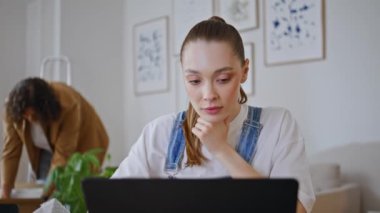 Genç kadın dizüstü bilgisayara bakarken koca kutuları kapatıyor. Evde bilgisayar işinde çalışan güzel bir kadın. İnternetten alışveriş yapan rahat bir kız. Kocasıyla modern bir daireye taşınıyor..