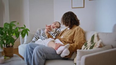 Kanepenin modern dairesinde şefkatli aşıklar konuşuyor. Kaygısız kadın erkek dizlerinin üstüne çöküp rahat aile eğlencelerinin tadını çıkarıyor. Rahat koltukta el ele tutuşan gülümseyen çift. İlişki kavramı