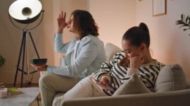 Akşamki boş zamanlarımızda mutsuz bir çift kanepede oturuyor. Ciddi bir kadın kendini yalnız hissediyor. Apartman kanepesinde akıllı telefondan mesaj atıyor. Kocasının televizyon izlemesini umursamıyor. Eş ilişkilerinde gerginlik