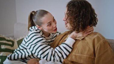 Sevgili karıcığım, kocamla konuşuyor. Kanepede yan yana oturuyoruz. Gülümseyen çift rahat koltukta dinleniyor. Mutlu eşler romantik iletişimden hoşlanırlar. Aile kavramı