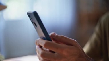 Adam merkez ofisteki cep telefonunu dinliyormuş. Tanımlanamayan şirket çalışanı hafif iş yerinde elinde cep telefonuyla internette geziniyor. Anonim iş adamı akıllı telefondan mesajlaşıyor. 