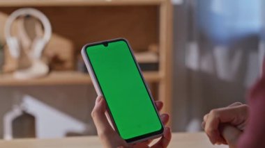 Modern Sunny apartmanında ev hanımı, yeşil ekran akıllı telefonu araklıyor. Dikey cep telefonundan SMS mesajı okuyan tanınmayan bir kadın. Serbest Çalışan Kromakey Cep Telefonu