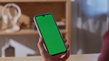 Serbest çalışan parmak modelleme cep telefonunu evde yakın çekimde araklıyor. Mutfakta yeşil ekran cep telefonuna dokunan tanınmayan bir kadın. Bayan tarayıcı uygulaması kapalı alanda kromakey akıllı telefon kullanarak çevrimiçi sipariş veriyor