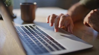 Erkek elleri güneş ışığı dolabında dizüstü bilgisayarı kullanıyor. Ofiste çalışan kimliği belirsiz biri. Tanımlanamayan serbest çalışan internet bilgisayarına girip online rapor hazırlıyor. Öğrenci eğitimi tek başına.