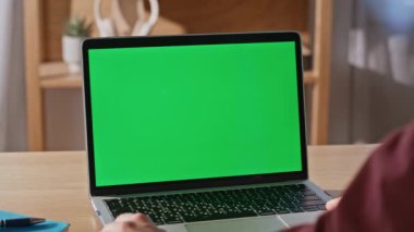 Bilinmeyen bayan yönetici ofis masasında yeşil ekran e-posta laptopunu okuyor. Eşek gibi oturan krom anahtarlı bilgisayar arayan anonim bir kadın. Tanımlanamayan iş kadını, maket seyrediyor. Alet izliyor. 