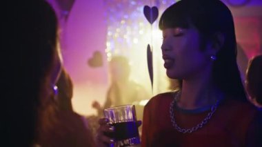Kız arkadaşlar neon gece kulübünün kapanış partisinde dedikodu yapıyorlar. Neşeli Asyalı kadın disko kulübünde en iyi arkadaşının dansını dinliyor. Elinde camla şık bir parti meraklısı. Şenlikli atmosfer gece hayatının tadını çıkar..