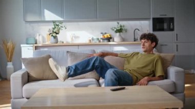 Yorgun, esmer bir kadının koltuktan düşüşü evde kendini rahat hissettiriyor. Yorgun kıvırcık adam uzanmış, gözleri kapalı yatıyor. Yorgun, tembel adam rahat oturma odasında hafta sonunun tadını çıkarıyor. Yurt içi yaşam tarzı