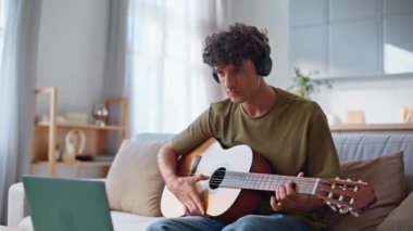 Yerel mekanda gitar çalan yetenekli bir müzisyen. Kulaklıklı adam evdeki koltuğa oturmuş tellere dokunuyor. Esmer gitarist hafif dairede müzik dinlemekten hoşlanıyor. Sesi çıkaran adam