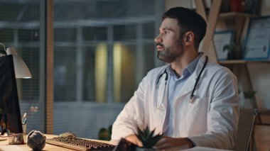 Doktor muayenehanede hastanın taramasını analiz ediyor. Buro 'da terapinin kötü bir teşhis olduğunu düşünen bir adamı yakından üzmek. Ciddi bir sağlık çalışanı onkoloji sağlık merkezindeki travma kayıtlarını kontrol ediyor..