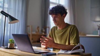 Sıradan bir iş adamı yakın planda görüntülü konuşma yapıyor. Küçük işletme sahibi el hareketleriyle bilgisayarda çalışıyor. Kıvırcık adam sanal çağrıda geri bildirim yapıyor. Oturma odasında yaratıcı serbest yazar yöneticisi 