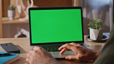 İş adamı parmaklarını yakın çekimde çalışan bilgisayarlı dokunmatik bilgisayara kaydırıyor. Bilinmeyen yönetici internet bilgilerini internette araklıyor. Ev işçisi sadece kromakey bilgisayara dokunuyor.